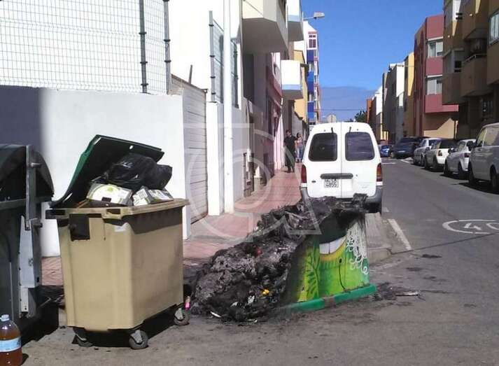 Estado en que quedó el recipiente para la recogida selectiva de envases de vidrio (Foto TA)